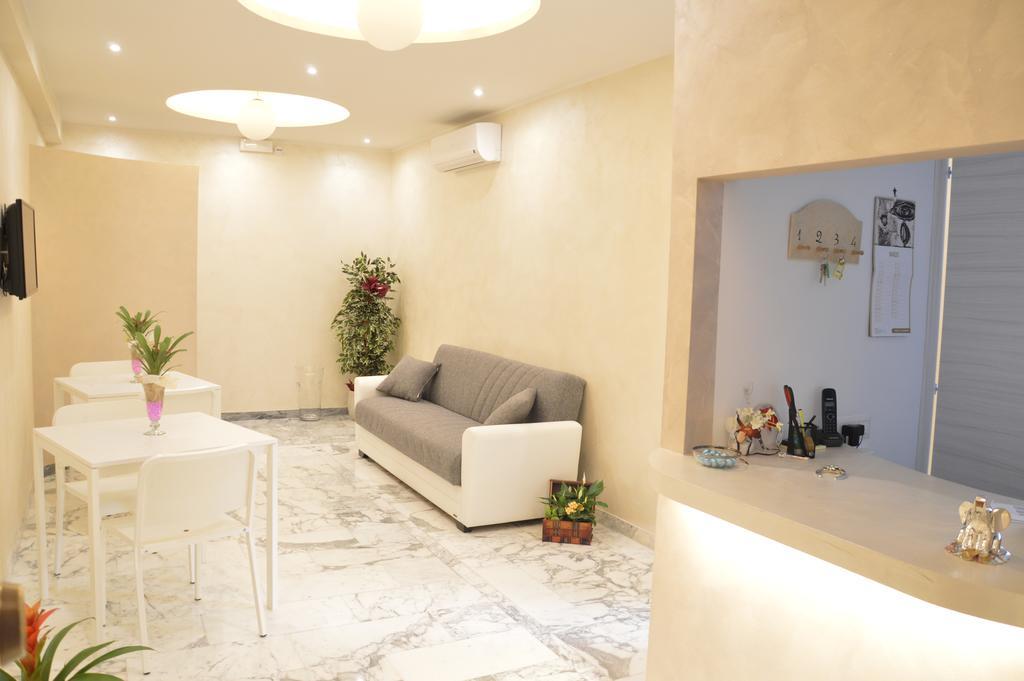 B&B Momenti Romani Luaran gambar